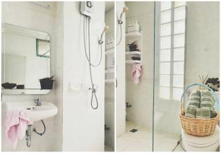Single Beds, Private Bath & Balcony, Shared Kitchen with Local Family by Pillows & Purrs - Bangkok - 6