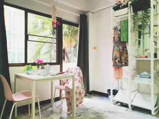 Single Beds, Private Bath & Balcony, Shared Kitchen with Local Family by Pillows & Purrs - Bangkok - 3