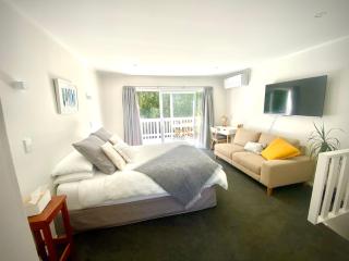 2 Mile Bay Guesthouse - 1