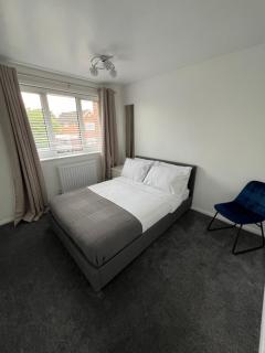 Lovely 2 Bedroom House - Cheshunt - 5