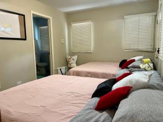 Designer Themed 4 Bedroom in Best Location with Patio and Fireplace - Chicago - 5