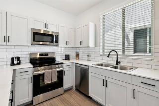 Gleaming Contemporary Home in Buckeye with Pool,BBQ - Buckeye - 7