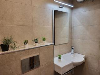 Stylish apartment near City, entire flat, 1 bedroom, 1 large bed in living room - 4