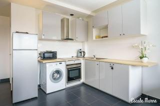 Escale-marne fr - 101 - Free Parking - Free Luggage Storage - All equipped - Linen Included - Washing Machine - Luxury Eve Sleep Mattress 160X200 - 10mn Walk Métro 8 - RER A - Panoramic View - From 1 to 4 guests - Maisons-Alfort - 7