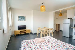 Escale-marne fr - 101 - Free Parking - Free Luggage Storage - All equipped - Linen Included - Washing Machine - Luxury Eve Sleep Mattress 160X200 - 10mn Walk Métro 8 - RER A - Panoramic View - From 1 to 4 guests - Maisons-Alfort - 6