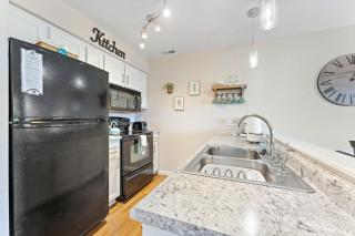 WALK-IN - WOODED 5-ACRE LAKE - HIKING TRAILS - Near SDC - 2 Pools - FREE TICKETS INCLUDED - NCH14-6 - Reeds Spring - 4