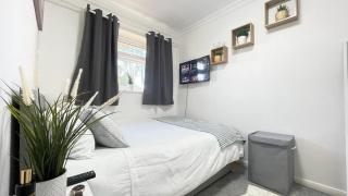 Lovely 3 bedroom house near city centre - Basildon - Basildon - 2