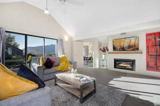 Distinctive Stylish and Spacious Family Home - Queenstown - 0