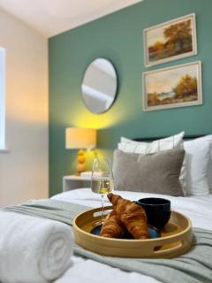 4 Bedroom House Coventry Sleep 7 with 3 Parking Spaces - 1