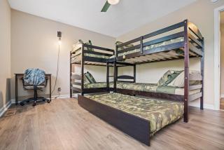 Green Retreat ~8 miles from Fort Campbell free wifi king bed double bunk and trundle - 2