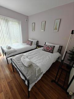 JLR NEC BHX - Walk to JLR -2 Large Living Areas - 4 Bedroom Spacious Home - Van Parking x2 - 5 Beds Excellent Equipped Home - NR A45 Solihull Bypass M42 HS2 Works - 3