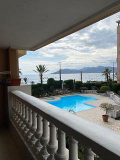 Bord de mer, terrasse, tout à pieds - 2