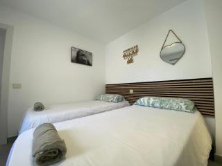 Holiday Home & Rooftop Lounge - 6