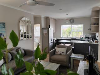 Leafy Retreat Kenridge - Durbanville - 9