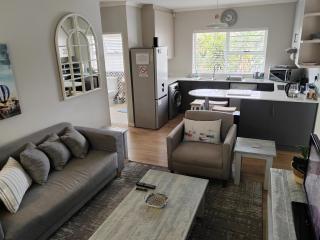 Leafy Retreat Kenridge - Durbanville - 5