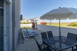 Sea front apartment Dani with private terrace and private garden - by TA Leut Agency - Privlaka - 0