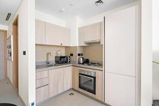 Sleek 1BR in Sobha Waves Pool, Gym, Walk to Shops & Cafes - Dubai - 8