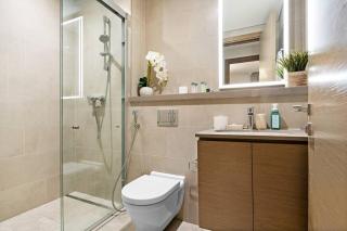 Sleek 1BR in Sobha Waves Pool, Gym, Walk to Shops & Cafes - Dubai - 4