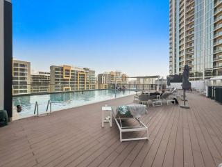 Sleek 1BR in Sobha Waves Pool, Gym, Walk to Shops & Cafes - Dubai - 0