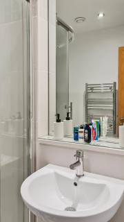 Sky High Ensuite Bedroom in Shared Apartment in Belfast City Centre - Belfast - 2