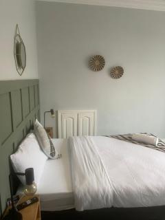 West Beck House Newcastle - Spacious Double Room - 7