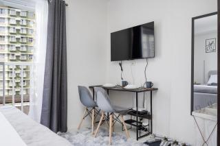 Studio Unit Near IT Park, SM and Ayala with Pool, Balcony and Fast Wifi - Mandaue City - 4