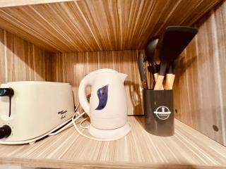 GOLDY'S PLACE 2-BEDROOM WITH BALCONY NETFLX Karaoke Youtube - 4