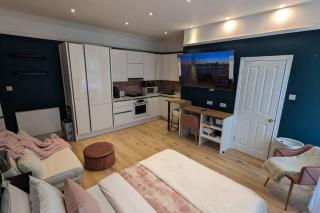 Brand new! Quirky Symphony Luxury Design Studio - 0