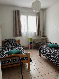 Appartement de 80m2 aux portes de Lyon avec ascenseur, balcon, parking - Saint-Priest - 4