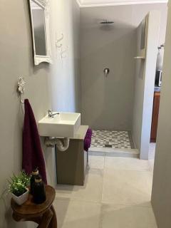 Stellies Accommodation - Room 2 - 5