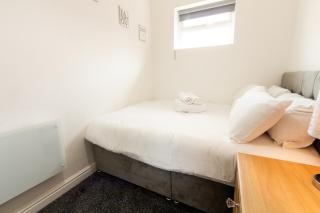 Cosy & Compact Apartment in Swinton - 2