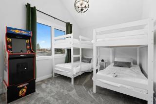 Modern Luxury Home - King Bed•Arcade•WEM•A/C - 9