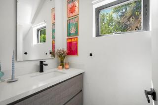 Scandinavian 2BR, 2Bath Townhome, Pet & Kid Friendly, Free Parking, 10min to Venice Beach! - Los Angeles - 1