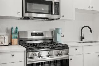 Private Cozy Guest House, King Bed, Parking, Pet Friendly near Penmar Golf Course! - Los Angeles - 4