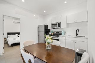 Private Cozy Guest House, King Bed, Parking, Pet Friendly near Penmar Golf Course! - Los Angeles - 5