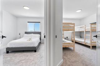 Family Home Retreat - 9 mins to WEM - Vintage Arcade-Ping Pong -Air Conditioning - 1