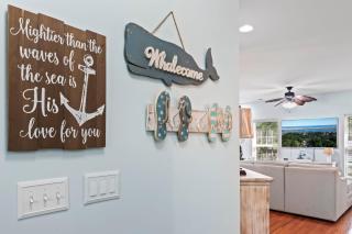 Stunning Beach Cottage! Hot Tub and Pet Friendly! Sleeps 6! - Myrtle Beach - 1