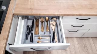 Butas ant ežero kranto - 6