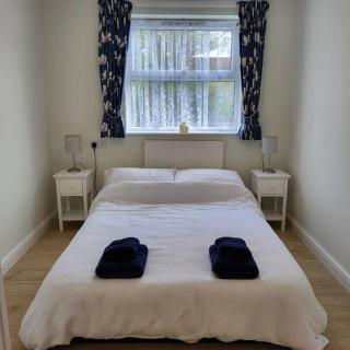 Cheerful, cosy, one bedroom home with patio and parking - 0