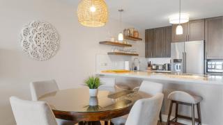 Luxury Oceanfront 2 Bedroom Apartment at Waikiki Beach Tower - Honolulu - 1
