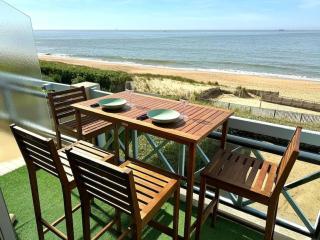 Sur la plage de Bonne Source les pieds dans l'eau - 5