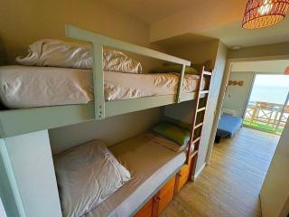 Sur la plage de Bonne Source les pieds dans l'eau - 3