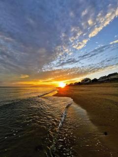 Sur la plage de Bonne Source les pieds dans l'eau - 2