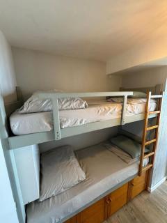 Sur la plage de Bonne Source les pieds dans l'eau - 1