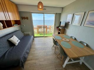 Sur la plage de Bonne Source les pieds dans l'eau - 9