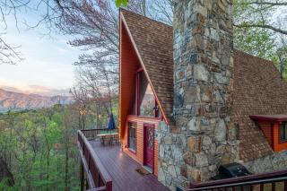 Gatlinburg Cabin With Breathtaking Views, Hot Tub, Sauna, 10 min to downtown and National Park - Gatlinburg - 0