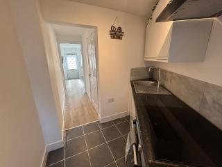 Modern & Cozy Gem - 10min to City Center - Parking - 5