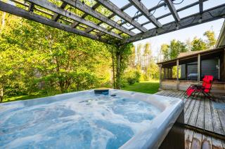 Craftsman Cottage With Hot Tub Near Beach - Wiarton - 0