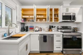 Brand New Designer's Stylish 1BR Home - 1min to I5 - 5