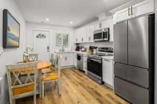 Brand New Designer's Stylish 1BR Home - 1min to I5 - 4